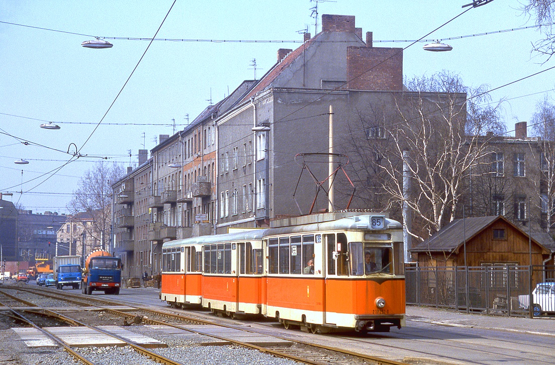 Berlin 217 292 in der Wilhelminenhofstrae, 13.04.1987.