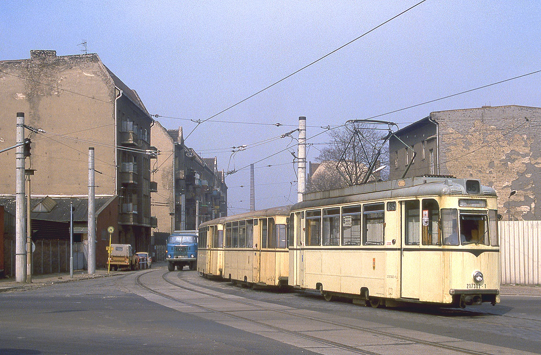 Berlin 217 302 in der Wilhelminenhofstrae (aus der Nalepastrae kommend), 13.04.1987.