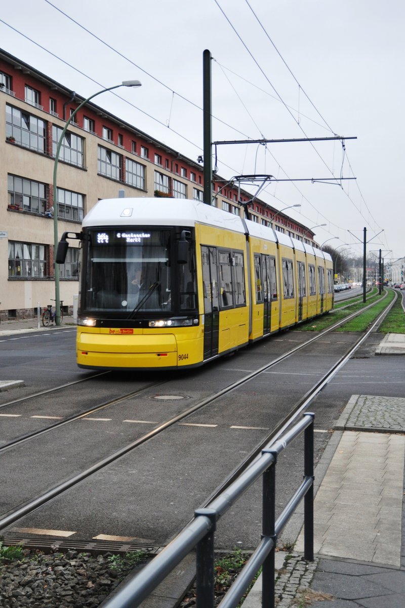BERLIN, 25.11.2015, Straßenbahnlinie M4 nach S-Bahnhof Hackescher Markt bei der Einfahrt in die Haltestelle Buschallee