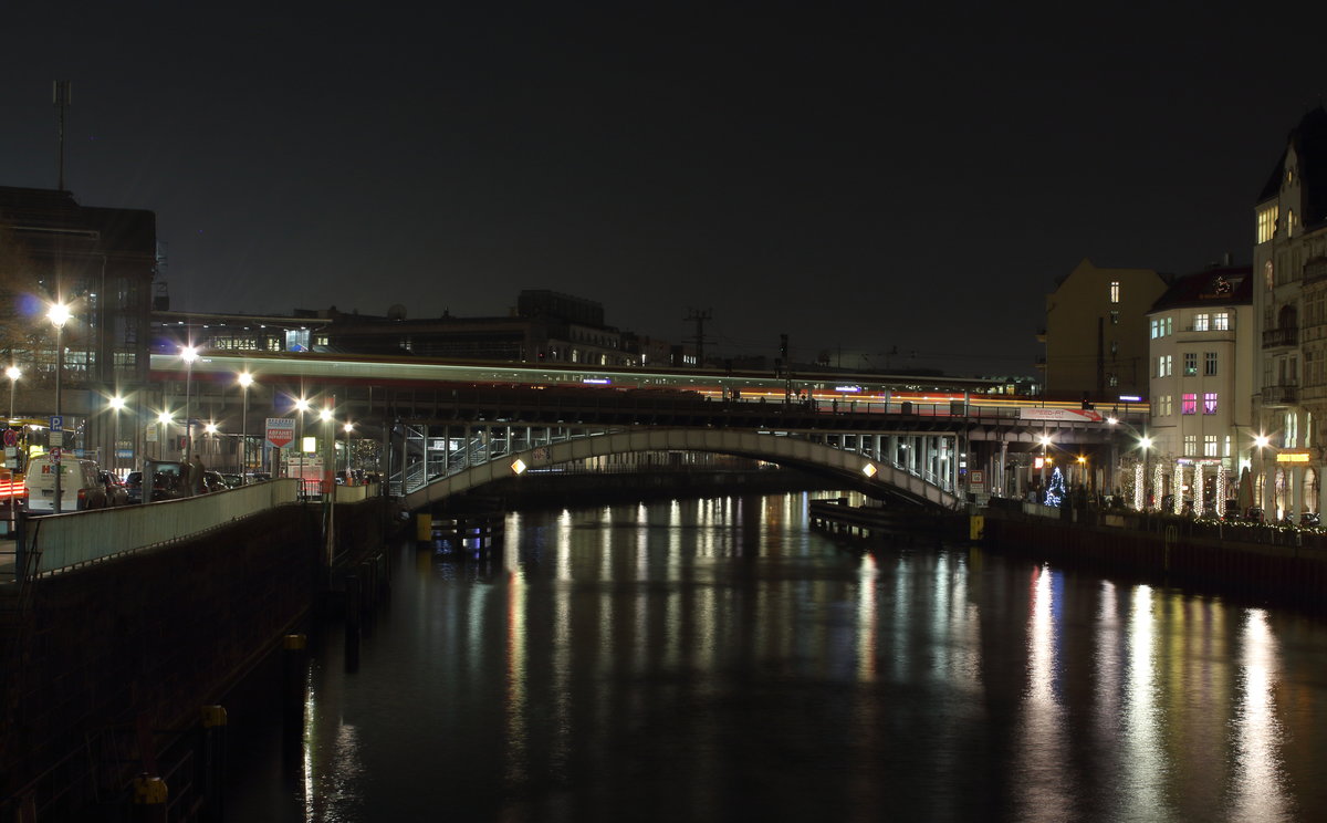 Berlin bei Nacht. Eine S-Bahn und ein Regionalzug durchfahren das nächtliche Berlin.

Berlin Freidrichstraße, 13. Dezember 2016