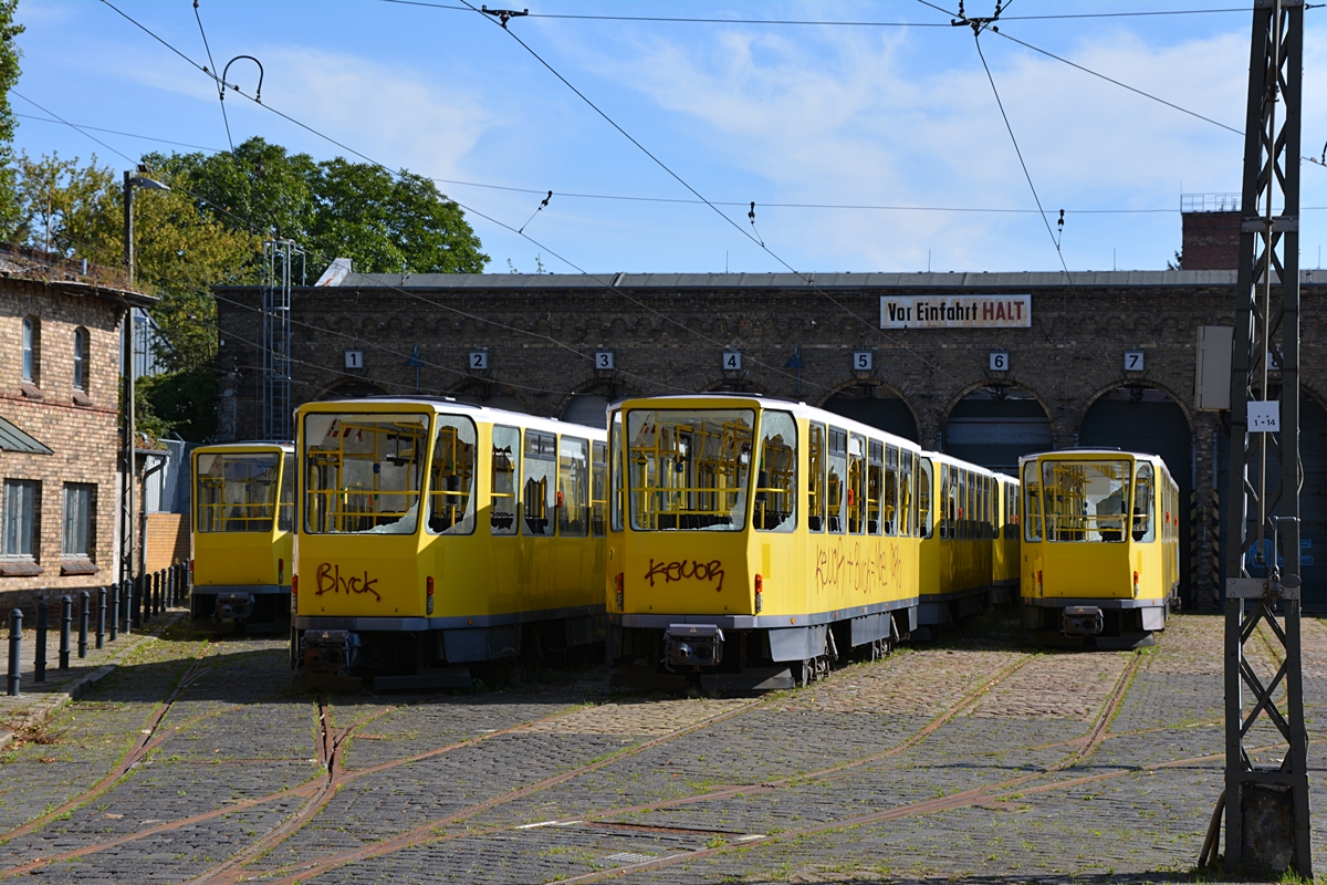 Berlin, Betriebshof Niederschönhausen. Vor der Halle stehen die abgestellten Tatra B6A2M Wagen. Die Aufnahme stammt vom 04.09.2017. 