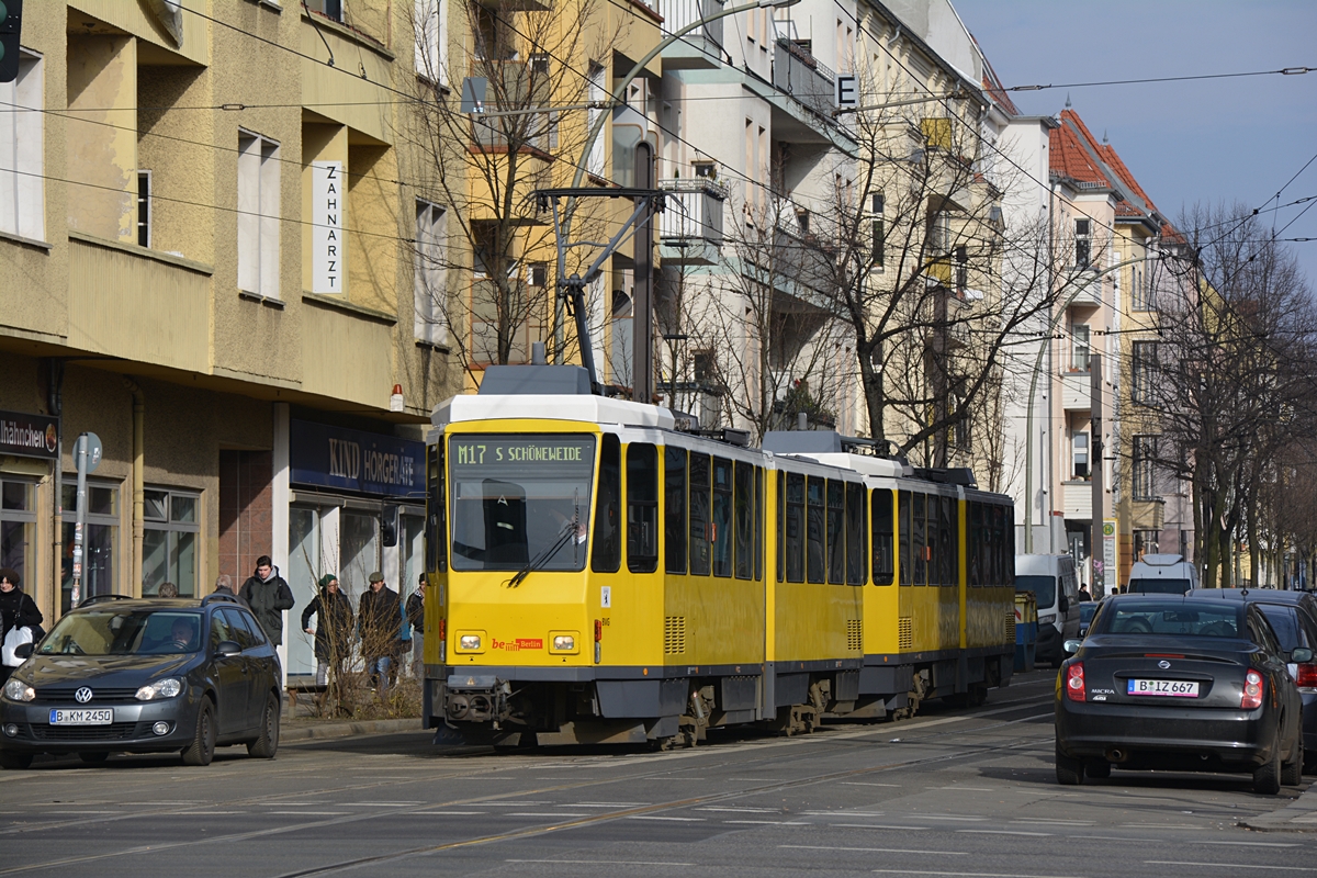 Berlin, Brückenstraße. Tatra KT4DM-Traktion (Wagen #6097 + #6133) erreicht die Haltestelle S Schöneweide. Die Aufnahme stammt vom 15.02.2018. 