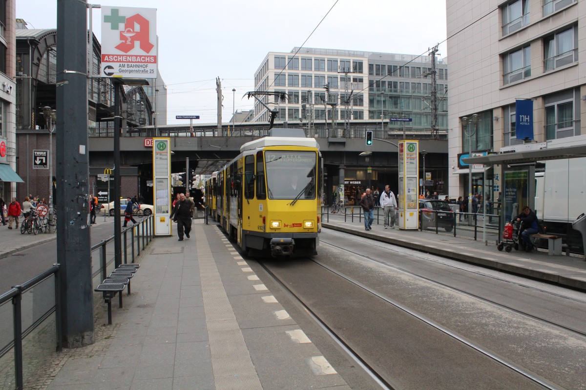 Berlin BVG SL 12 (KT4D 6102) Mitte, Friedrichstrasse / Georgenstrasse (Hst. S + U Friedrichstrasse) am 16. Oktober 2014.