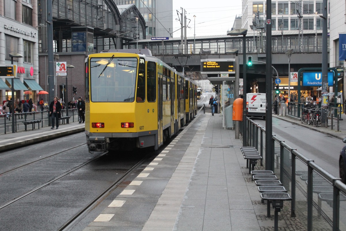 Berlin BVG SL 12 (KT4D 6077) Mitte, Friedrichstrasse / Georgenstrasse (Hst. S + U Friedrichstrasse) am 16. Oktober 2014.