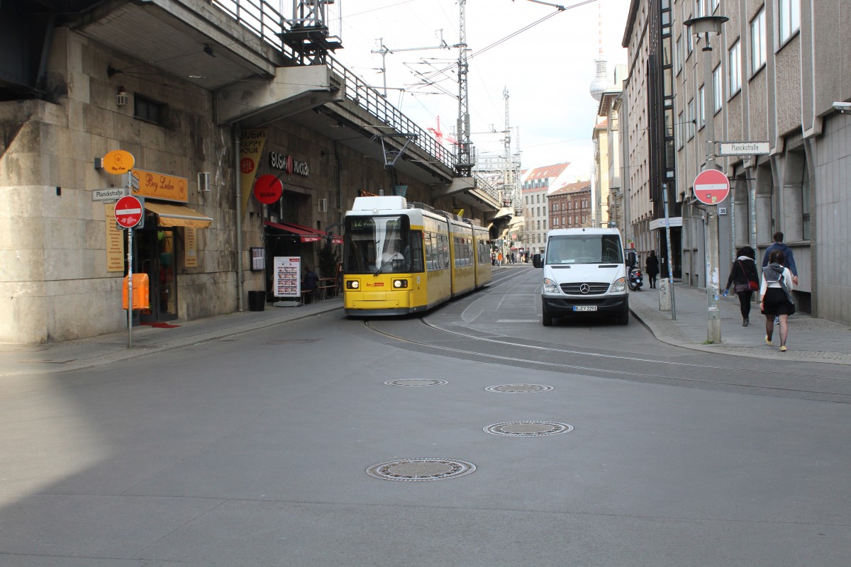 Berlin BVG SL 12 Mitte, Georgenstraße / Planckstraße am 11. April 2015.