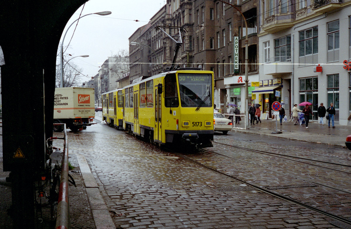 Berlin BVG SL 50 (T6A2 5173 + B6A2) Prenzlauer Berg, Kastanienallee / Schönhauser Allee im April 1995. - Der CKD-Tatra Triebwagen wurde 1989 als 218 173 geliefert. Ab 1992 hatte der T6A2 die Wagennummer 8173; 1994 fand eine Modernisierung mit noch einer Umnummerierung in 5173 statt. - 2013 kam der Tw nach Dnipropetrovsk (Ukraine). - Scan von einem Farbnegativ. Film: Kodacolor 200.