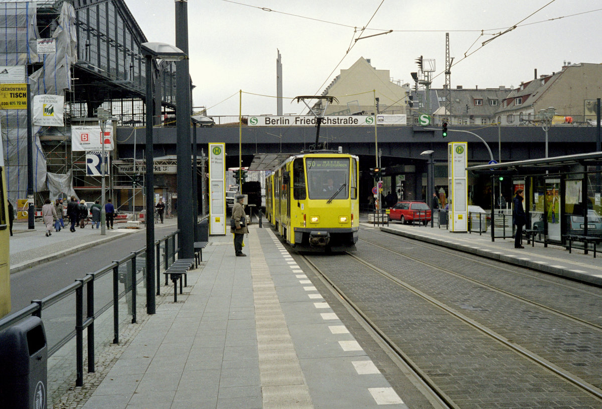 Berlin BVG SL 50 (T6A4 5117) Mitte, Friedrichstraße / Georgenstraße / Bahnhof Friedrichstraße am 9. April 1998. - Scan von einem Farbnegativ. Film: Kodak Gold 200.