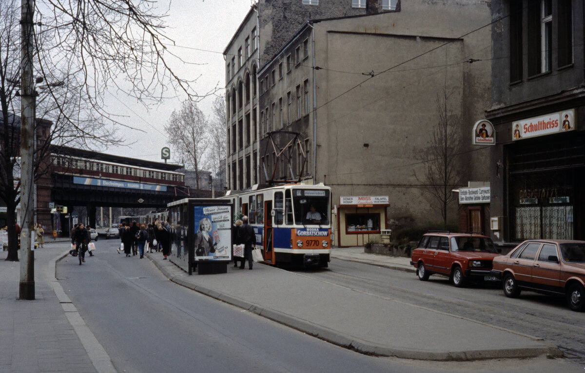 Berlin BVG SL 71 (KT4Dt 9770, ex-219 470, jetzt 7065) Mitte, Hackescher Markt im November 1992. - Scan eines Diapositivs. Kamera: Leica CL.