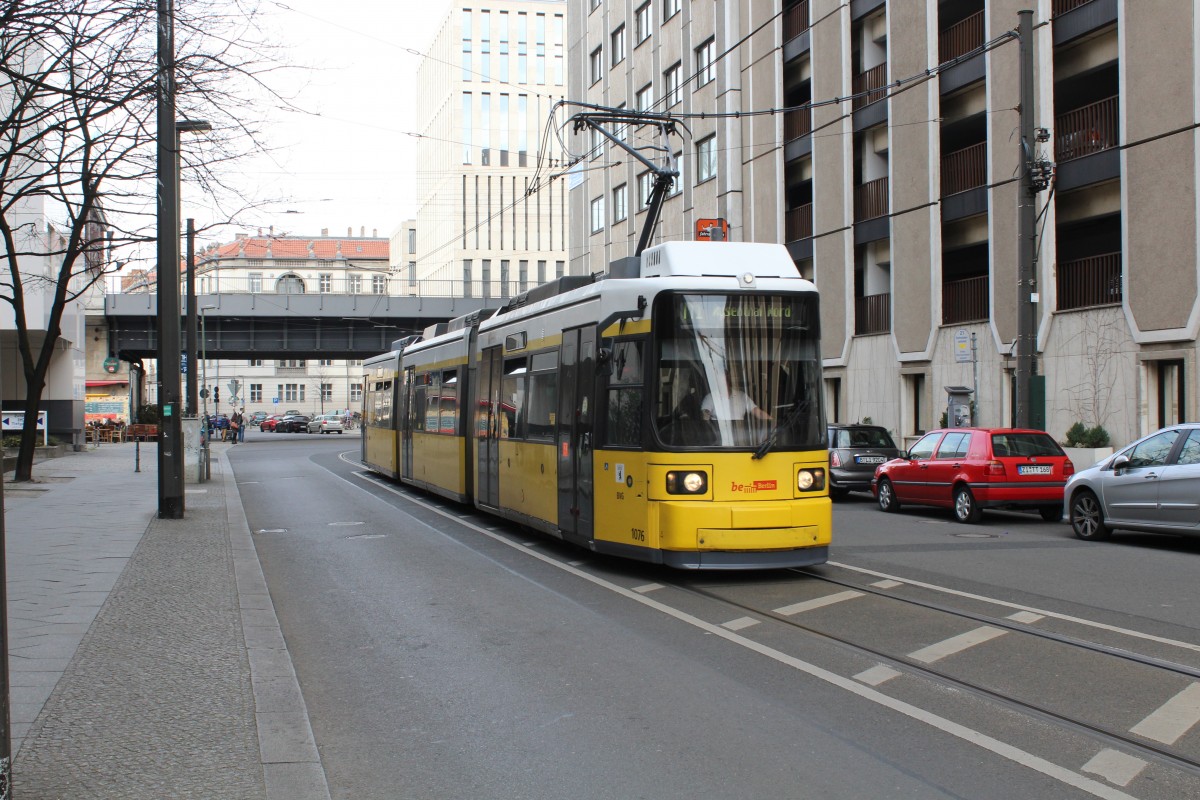 Berlin BVG SL M1 (Adtranz GT6-97 1076) Mitte, Planckstrasse am 11. April 2015.