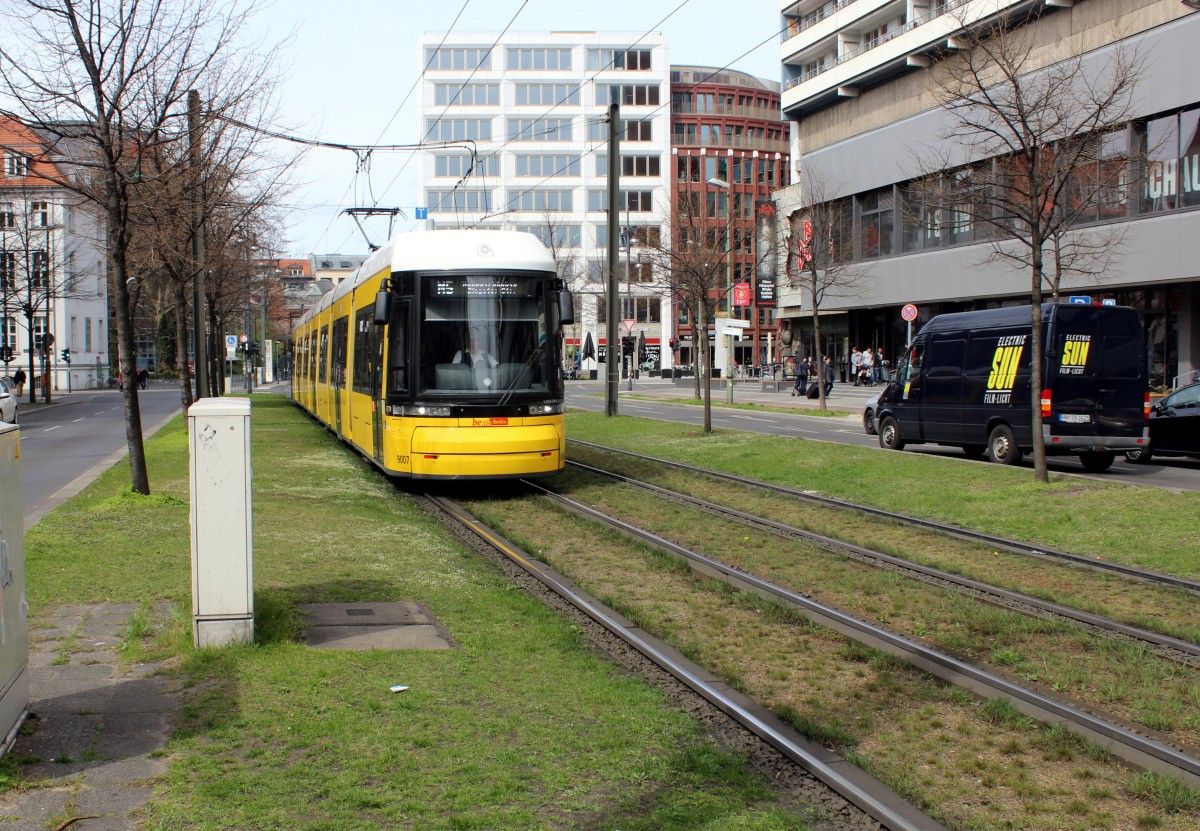 Berlin BVG SL M5 (Bombardier GT8-11ZRL 9007) Mitte, Spandauer Strasse am 12. April 2015.