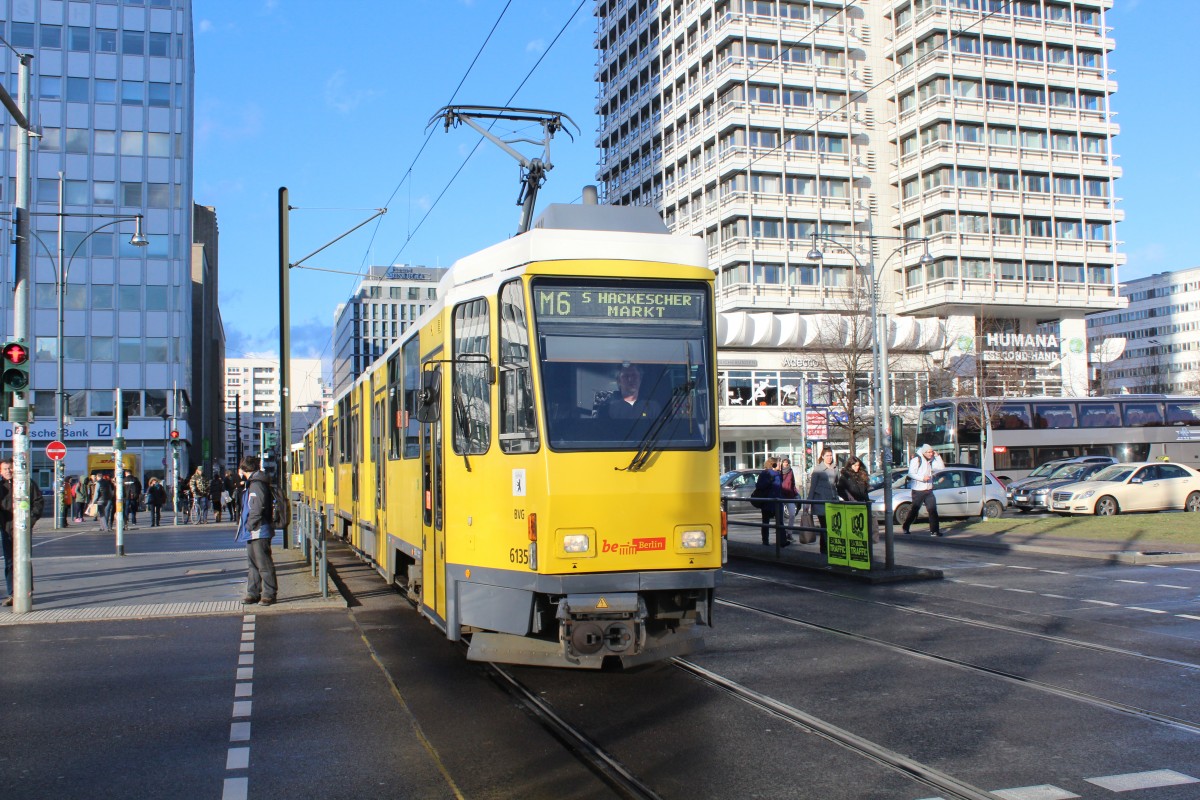 Berlin BVG SL M6 (KT4D 6135) Mitte, Alexanderstrasse / Alexanderplatz am 2. April 2015.