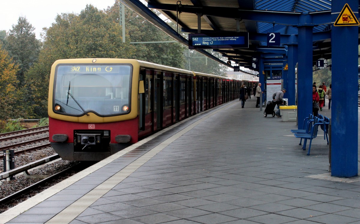 Berlin DB S-Bahn Berlin S42 (BR 481/482) S-Bahnhof Treptower Park am 16. Oktober 2014.