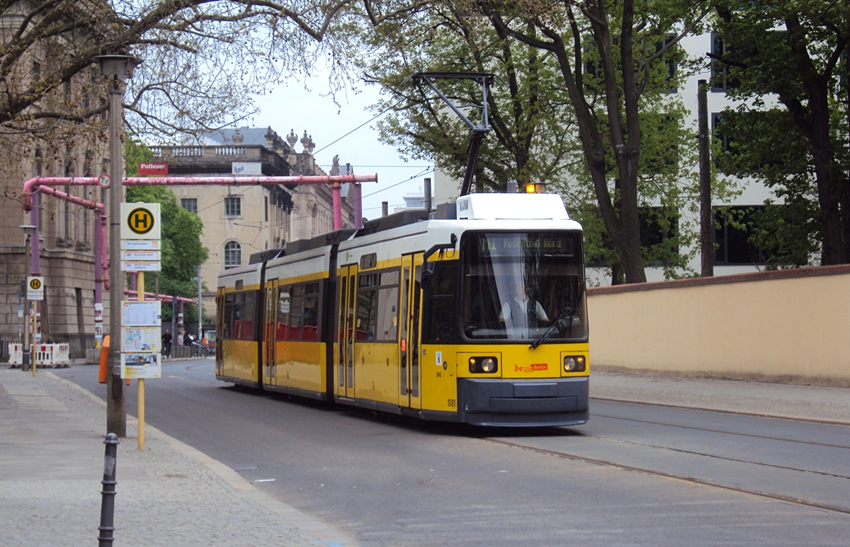 Berlin, Dorotheenstraße, 02.05.2013. Adtranz GT6N #1081 wartet auf Abfahrt von der Haltestelle Am Kupfergraben. Diese Straßenbahn wurde im Jahr 2015 modernisiert als AEG GT6N-U und jetzt hat sie Nummer 1581.
