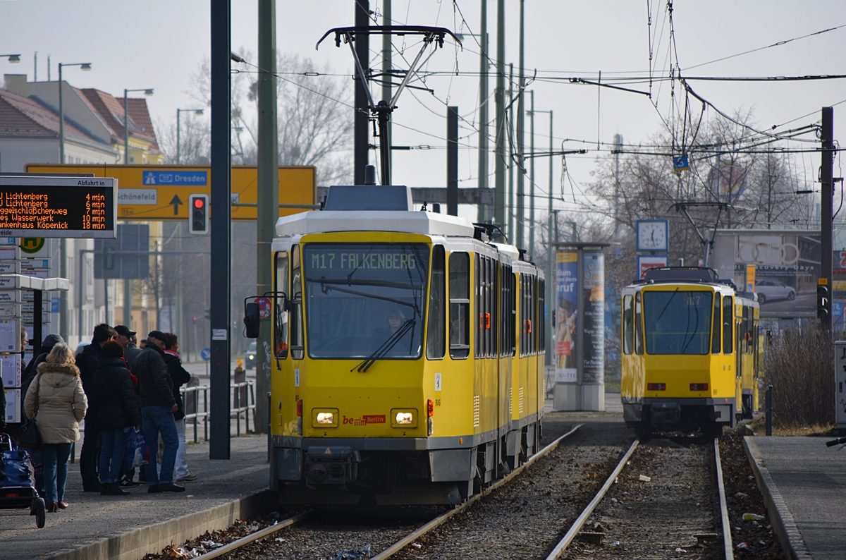 Berlin, Michael-Brückner-Straße. Zwei Tatra KT4DM-Traktionen (links Wagen #6093 + #6092, rechts #6074 + #6169) an der Haltestelle S Schöneweide. Die Aufnahme stammt vom 15.02.2018. 