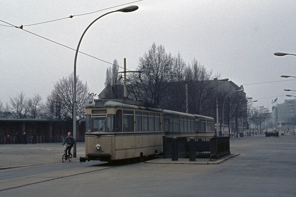 Berlin (Ost) BVB SL 69 (Sw/LEW-Tw 217 089-6) Chausseestrasse / Stadion der Weltjugend am 17. Februar 1974. - Scan eines Diapositivs. Kamera: Minolta SRT-101.