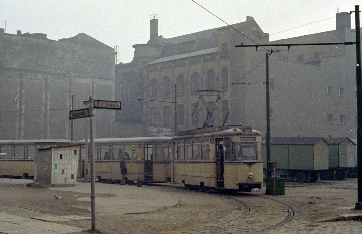 Berlin (Ost) BVB SL 70 Mitte, Georgenstraße / Planckstraße am 17. Februar 1974. - Scan von einem Negativ.