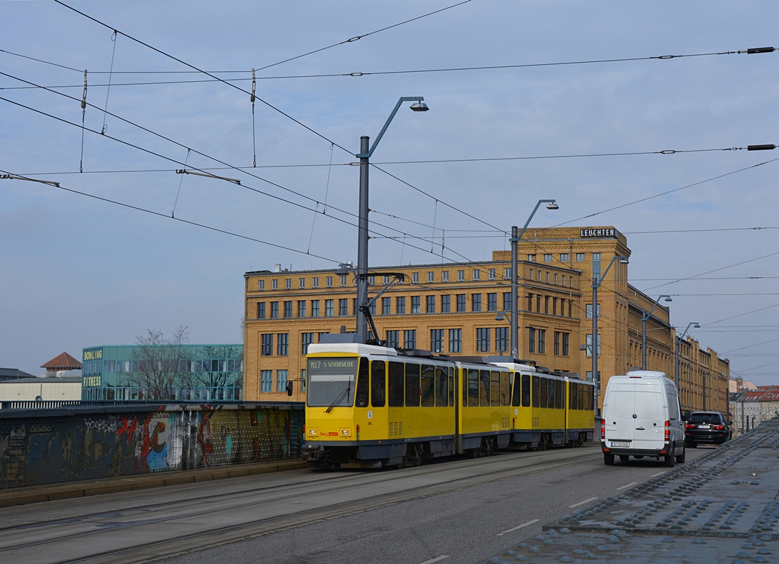Berlin, Treskowbrücke. Tatra KT4DM-Traktion auf dem Weg nach Schöneweide. Die Aufnahme stammt vom 15.02.2018. 