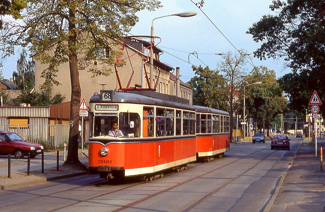 Berlin Tw 218 040 mit Bw 268 076 auf der Sl 68 am Adlergestell Richtung Kpenick, 15.07.1994.