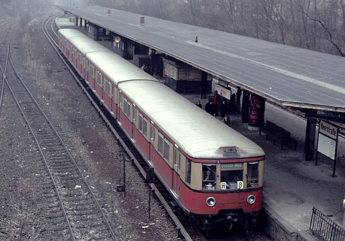 Berlin-West Deutsche Reichsbahn: Ein Zug der S-Bahnlinie nach Spandau-West hält am 17. Februar 1974 am S-Bf Heerstraße. - Scan eines Diapositivs. Film: AGFA CT 18. Kamera: Minolta SRT-101.