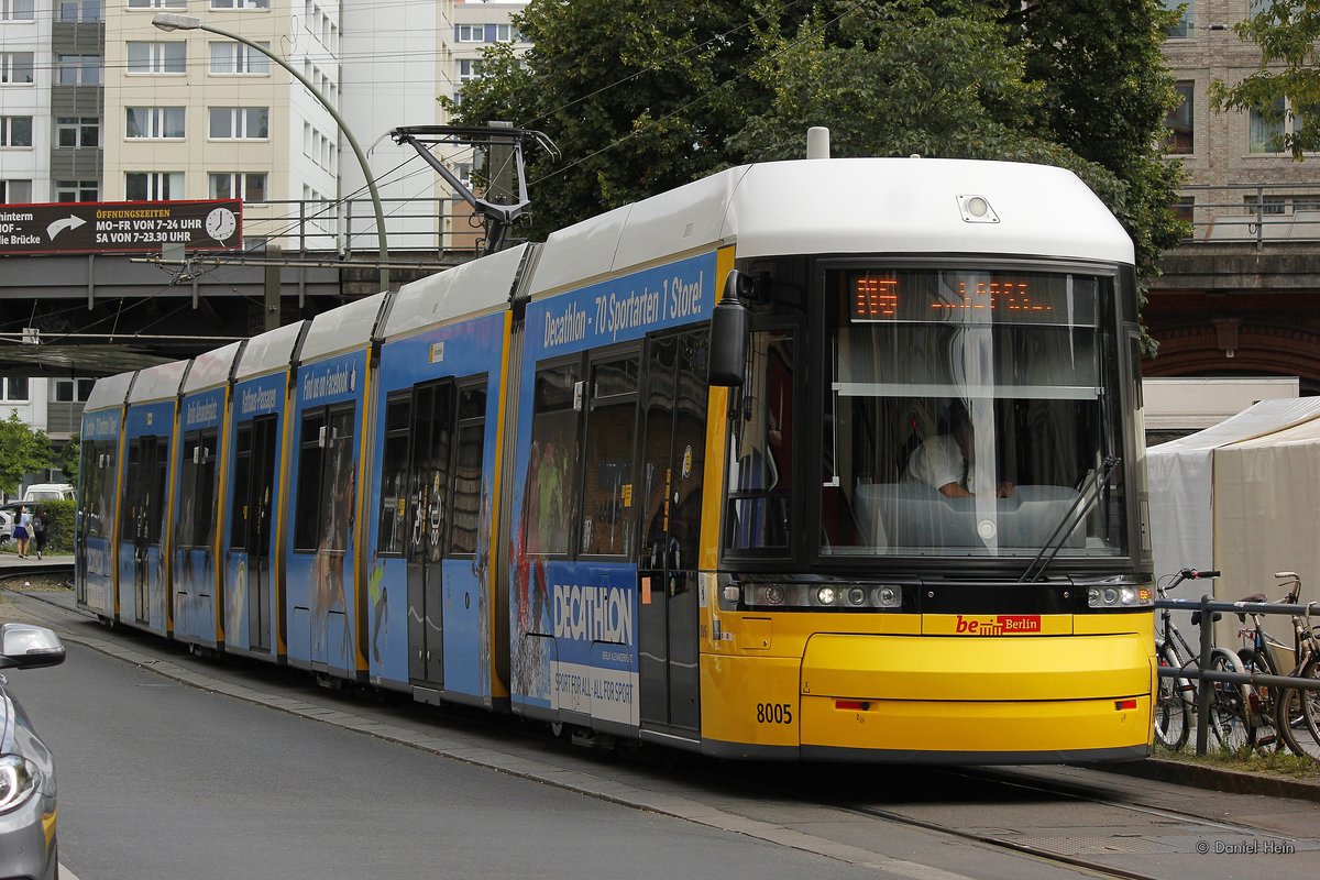 Berliner Straßenbahn 8005 am Hackescher Markt, am 11.08.2016.