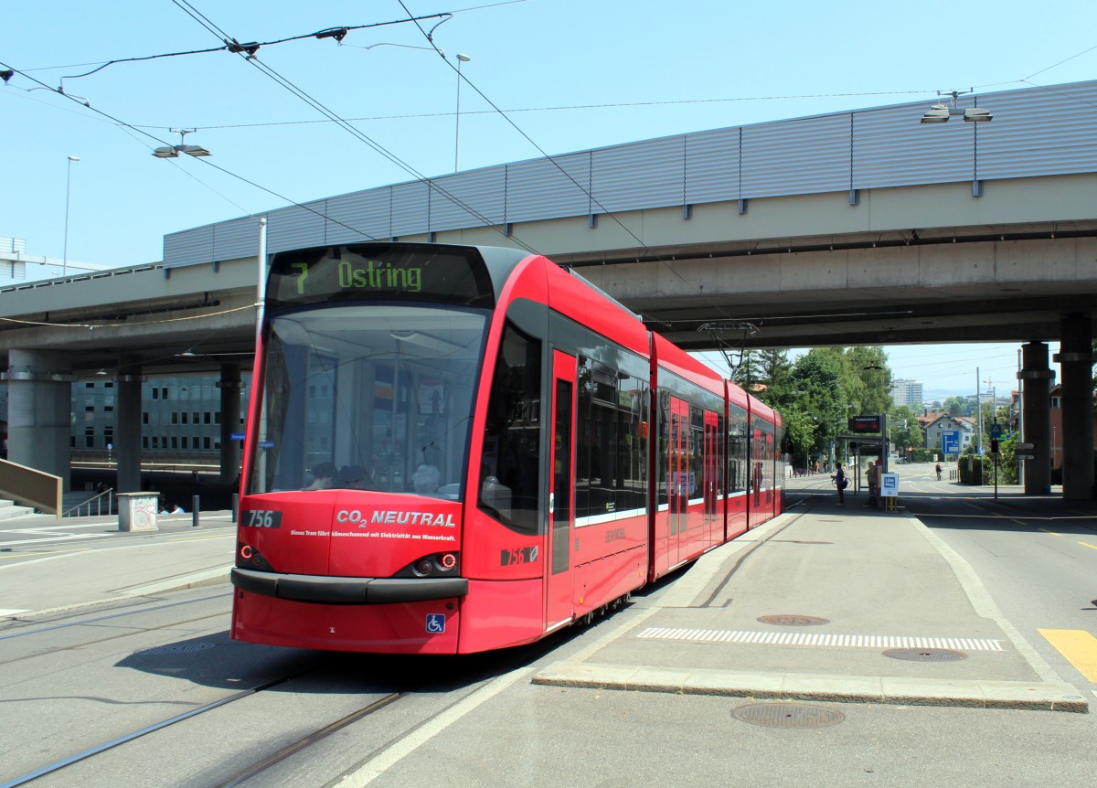 Bern Bernmobil Tram 7 (Siemens Combino Be 4/6 756) Europaplatz am 7. Juli 2015.