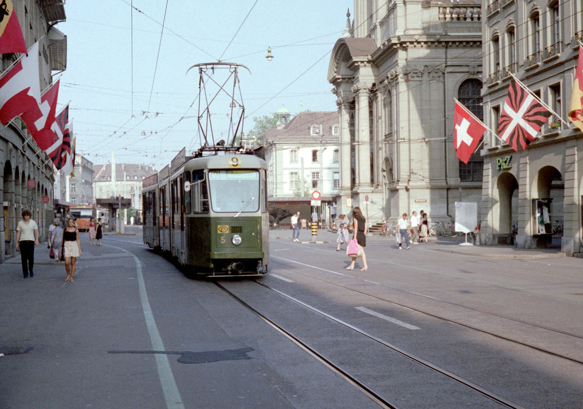 Bern SVB Tram 9 (SWS/BBC/SAAS Be 8/8 5) Spitalgasse am 30. Juli 1983. - Scan eines Farbnegativs. Film: Kodak Safety Film 5035. Kamera: Minolta XG-1.