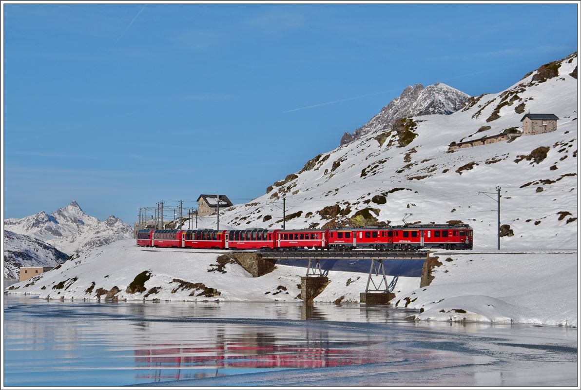 BerninaExpress 953 mit den beiden ABe 4/4 III 56  Corviglia  und 53  Tirano  am gefrorenen Lago Bianco bei Ospizio Bernina 2253m. (08.12.2016)