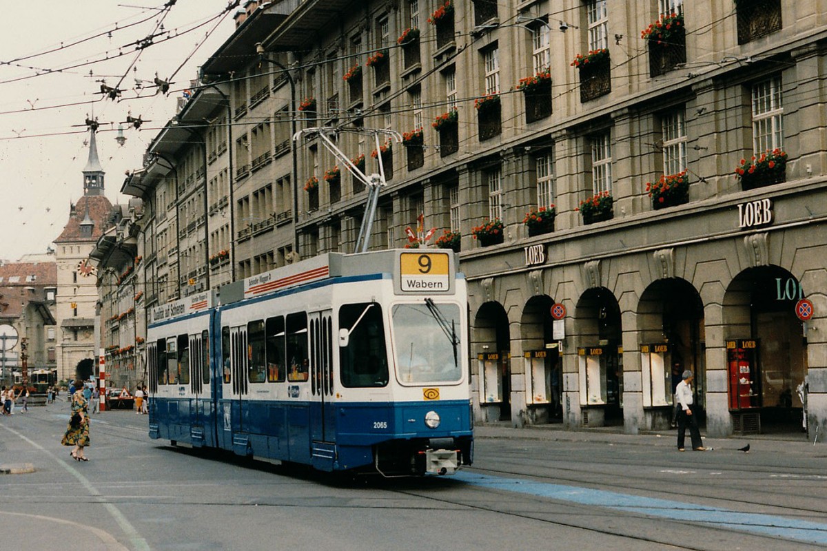 BERNMOBIL/VBZ: Vor der grossen Bestellung der  VEVEY-TRAMS  Be 4/8 731-742 testete Bernmobil das  Tram 2000  von Zürich. VBZ Be 4/6 2065 im Einsatz auf der Linie 9 nach WABERN im September 1986.
Foto: Walter Ruetsch 