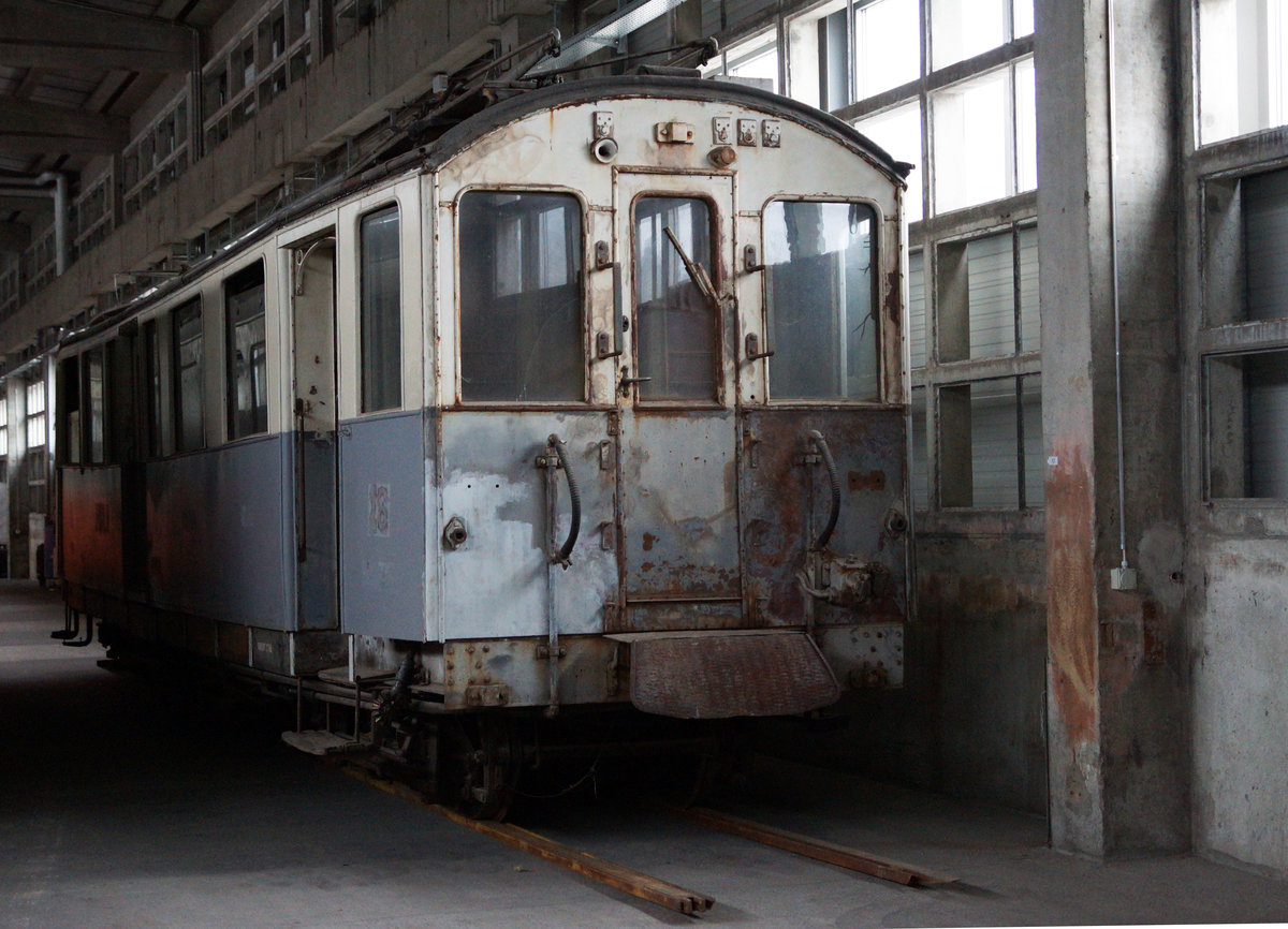 Besichtigung des Trammuseums Bern vom 5. Februar 2017.
Drei Bahnfreunde aus den Kantonen Solothurn, Zürich und Thurgau besuchten unter der fachkundigen Führung von Bernhard Graser die gegenwärtigen Standorte Bern Weissenbühl, Bern Burgernziel und Aarberg.
Der in der Lagerhalle Aarberg abgestellte ehemalige MOB Motorwagen BCFe 4/4 16, Baujahr 1905, verbleibt in der Sammlung des Tramvereins Bern. Die am 2. Februar 2017 eingestellte Aufnahme zeigt in noch im Betriebszustand in Château-d'Oex.
Foto: Walter Ruetsch
