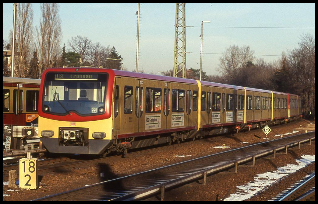 Betriebspause für einen S Bahn Zug der Linie S 1 nach Frohnau am 5.1.2002 im Bahnhof Berlin Wannsee.