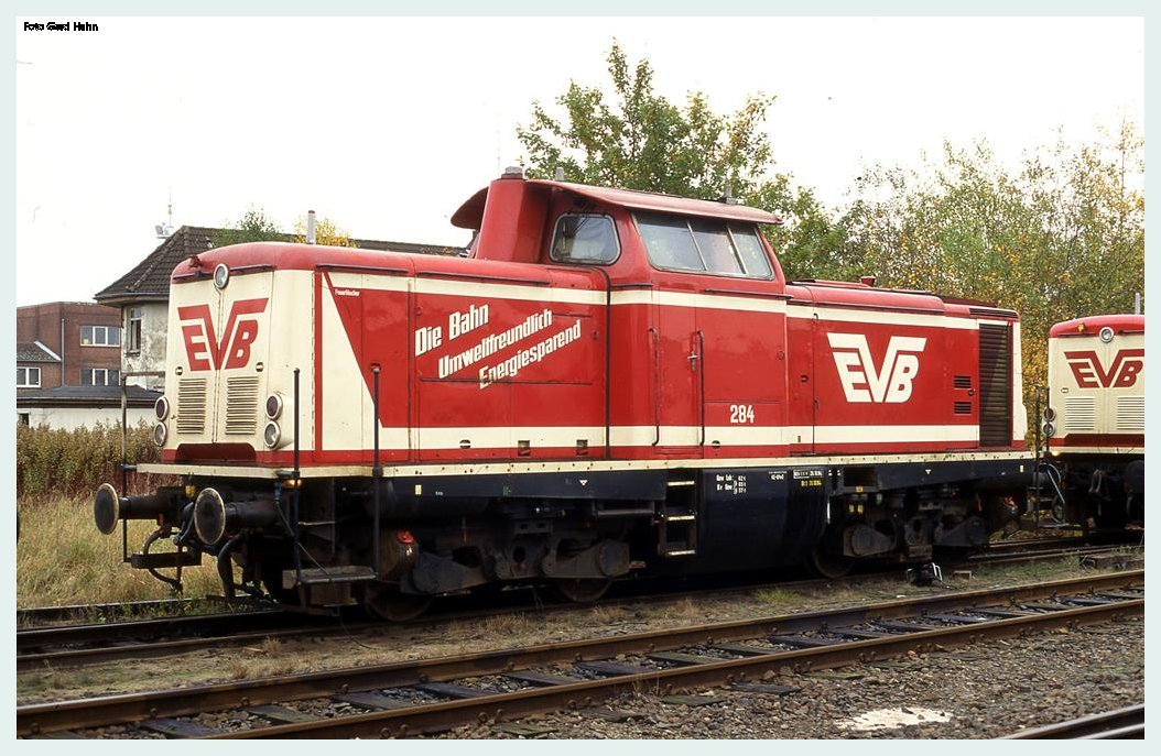 Betriebsruhe für Diesellok EVB 284 ex DB 211252 am 27.10.1996 im Bahnhof Bremervörde.