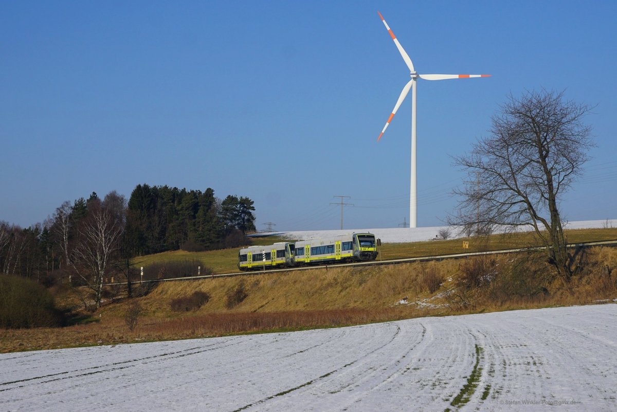 Bevor die Windräder anfingen sich nach hinten zu neigen, konnte dieses Ag Doppel als Testbild geschossen werden... :-)  Da hier nur eines der Windräder natürlich drauf ist, gibt es kein Problem mit stürzenden Linien. Hoffe ich... Foto vom 23.02.2018 bei Fattigau.