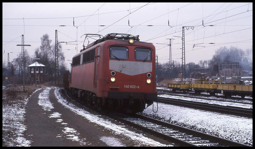 BF Guntershausen am 26.01.2000: DB 140602-4 fährt um 11.00 Uhr mit einem Güterzug in Richtung Kassel durch.