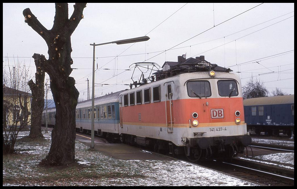 BF Guntershausen am 26.01.2000: DB 141437-4 im S-Bahn Kleid hält mit einem RB um 11.35 Uhr auf der Fahrt in Richtung Bebra.