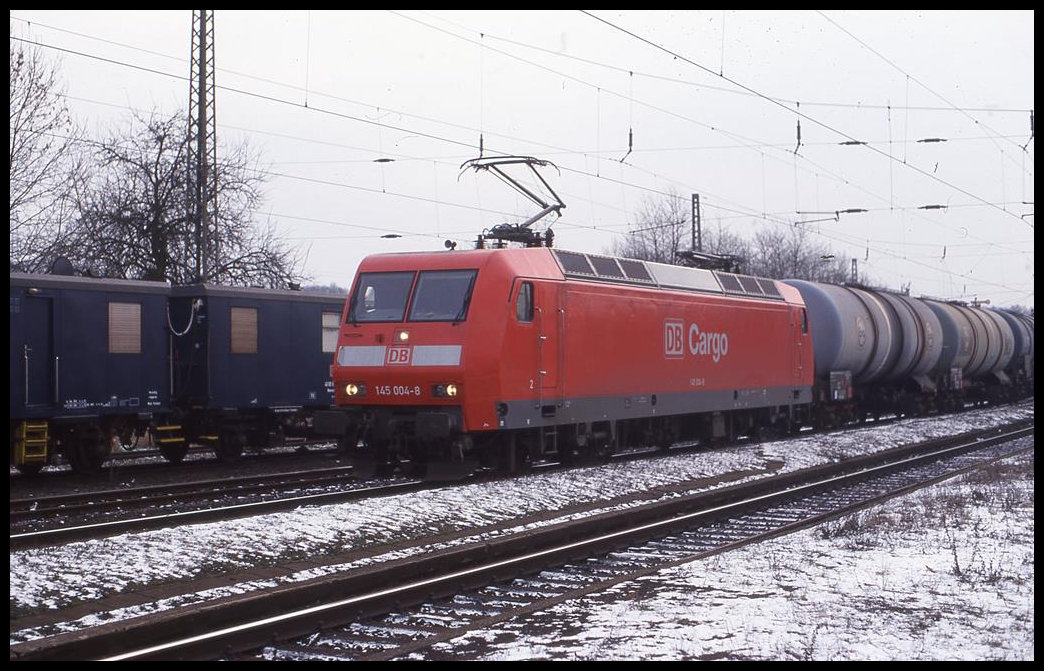 BF Guntershausen am 26.01.2000: DB 145004-8 fährt mit einem Güterzug aus Bebra in Richtung Norden um 11.31 Uhr durch den Bahnhof.