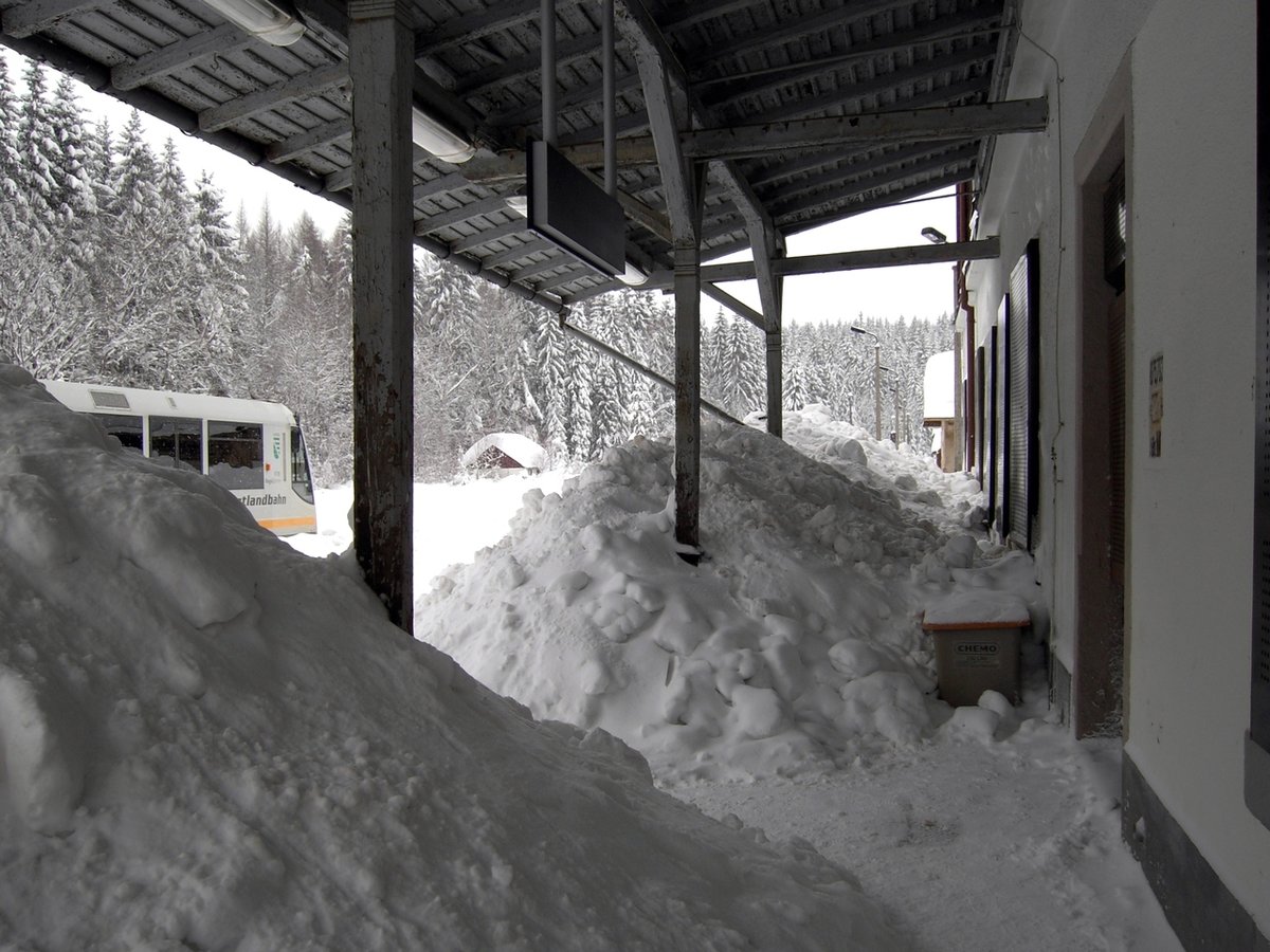 Bf Zwotental am 11.02.2006. Aus Platzmangel wurde der Schnee schon unter dem, damals noch vorhandenen, Bahnsteigdach abgelagert. Am Bst. 2 wartet VT38 als VBG83117 auf den verspäteten Zug aus Böhmen.