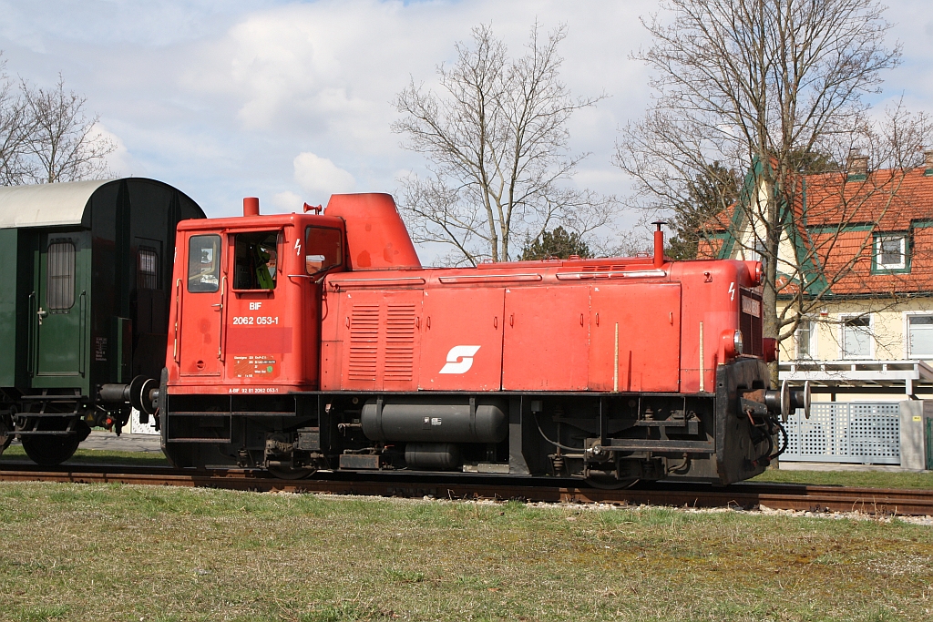 BIF 2062 053-1 am 02.April 2018 vor dem SR 14564 (Waldmühle Ladestelle - Wien Meidling) im Alten Bahnhof Perchtoldsdorf. Wegen eines Polizeieinsatzes im Bf. Liesing dauerte der Aufenthalt statt planmäßigen 5 Minuten dann 140 Minuten. Der SR 14564 wurde dann nur bis Liesing geführt und wendete dort auf den SR 14567.