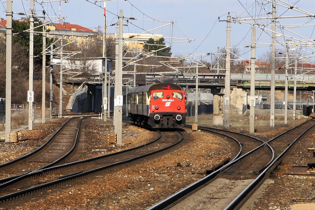 BIF 2062 053-1 am 02.April 2018 mit dem SR 14571 (Wien Meidling - Waldmühle Ladestelle) kurz vor der Haltestelle Wien Hetzendorf.