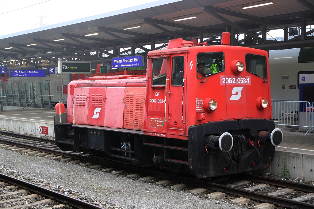 BIF 2062 053-1 am 10.November 2018 als SLZ 93823 (Wien Liesing - Sopron) im Bahnhof Wiener Neustadt.