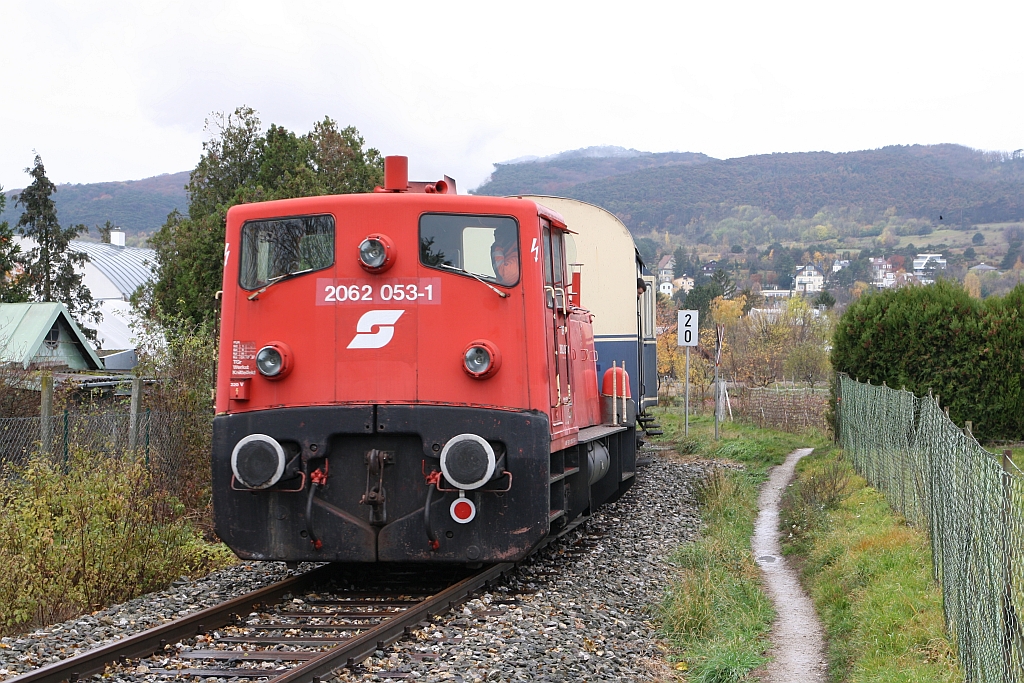 BIF 2062 053-1 am 12.November 2017 am Schluß des Zug1 von Wien Meidling nach Waldmühle kurz nach der Haltestelle Perchtoldsdorf.