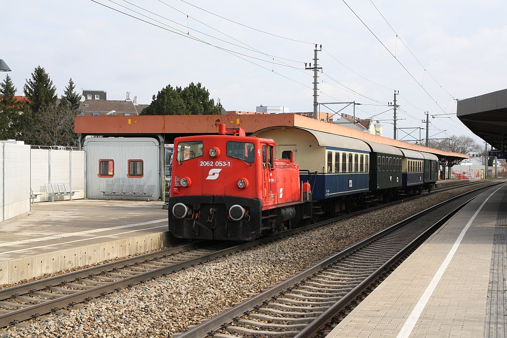 BIF 2062 053-1 fährt am 02.April 2018 mit dem SR 14563 (Wien Meidling - Waldmühle Ladestelle) durch die Haltestelle Wien-Atzgersdorf.
