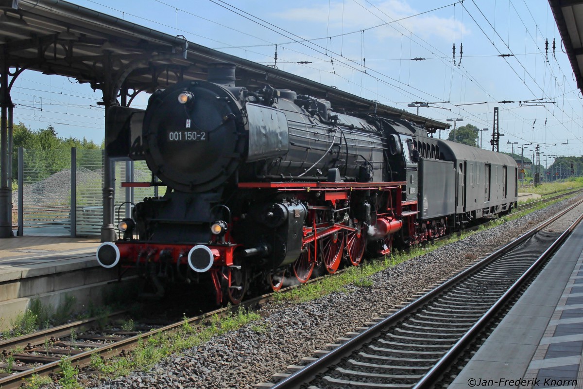 Bild 120:
Am 06.08.2015 gab es eine Überführungsfahrt mit 001 150-2. Hier fährt die Lok durch den Bahnhof Unna.