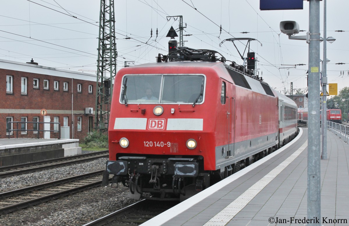 Bild 138:
Am 10.10.2015 bespannte 120 140-9 einen IC von Köln nach Emden. Hier zu sehen ist die Lok bei der Einfahrt in Münster Hbf.