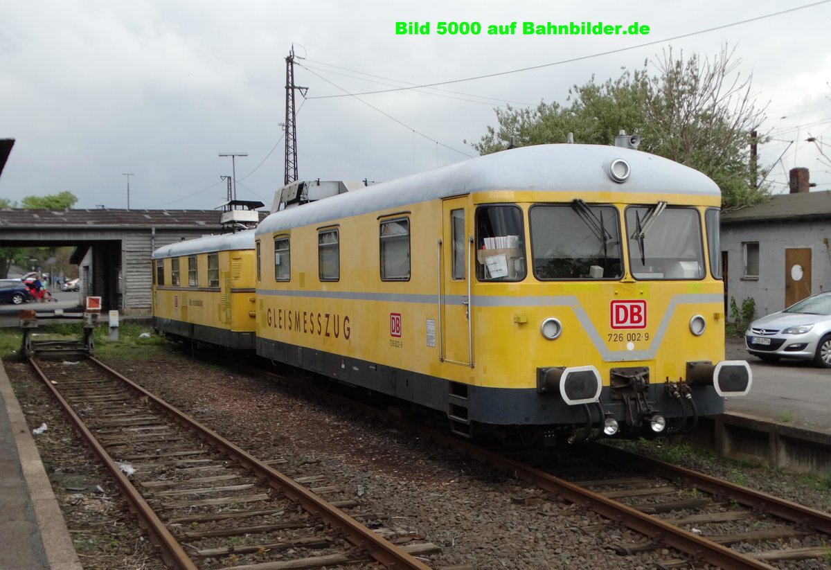 Bild 5000 von mir bei Bahnbilder.de. Hier zu sehen DB Netz 726 002-9 und 725 002-0 am 24.04.16 in Hanau Hbf