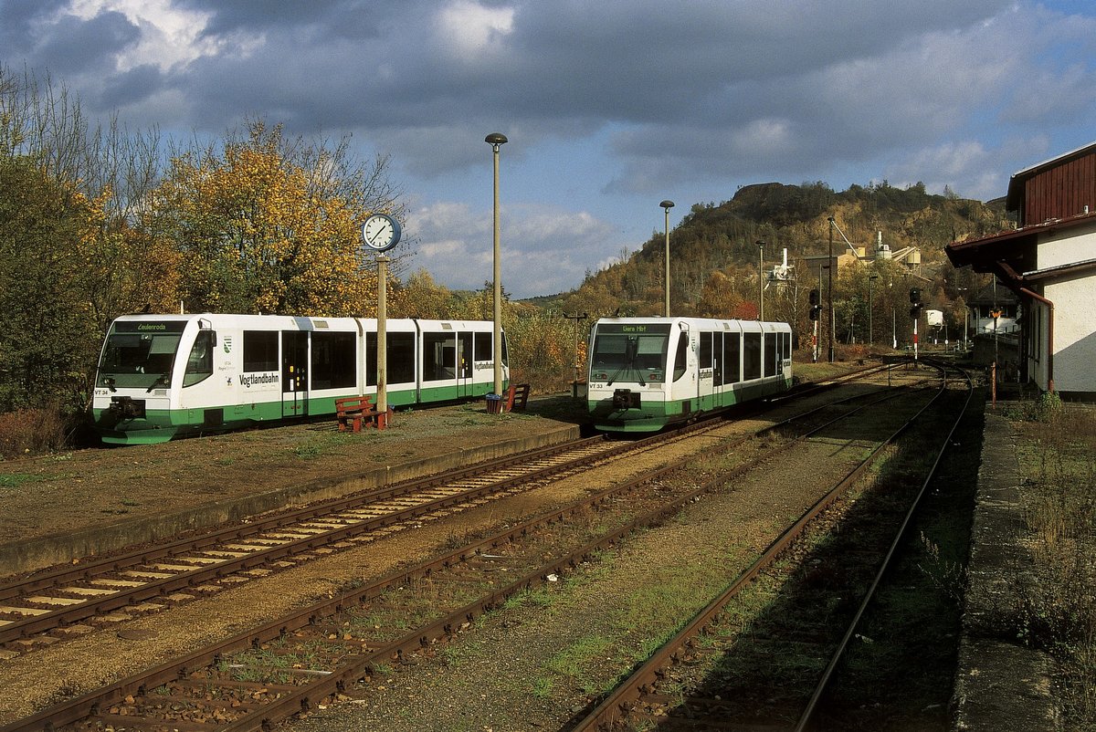 Bilder aus 20 Jahre Vogtlandbahn, Bild vom Dia.
Nur von 2000 bis 2003 erbrachte die Vogtlandbahn Leistungen zwischen Gera und Mehltheuer. Hier die planmäßige Kreuzung in Loitsch-Hohenleuben mit VT34, als 82159, nach Zeulenroda und VT33, als 82158, nach Gera am 27.10.2000. 
