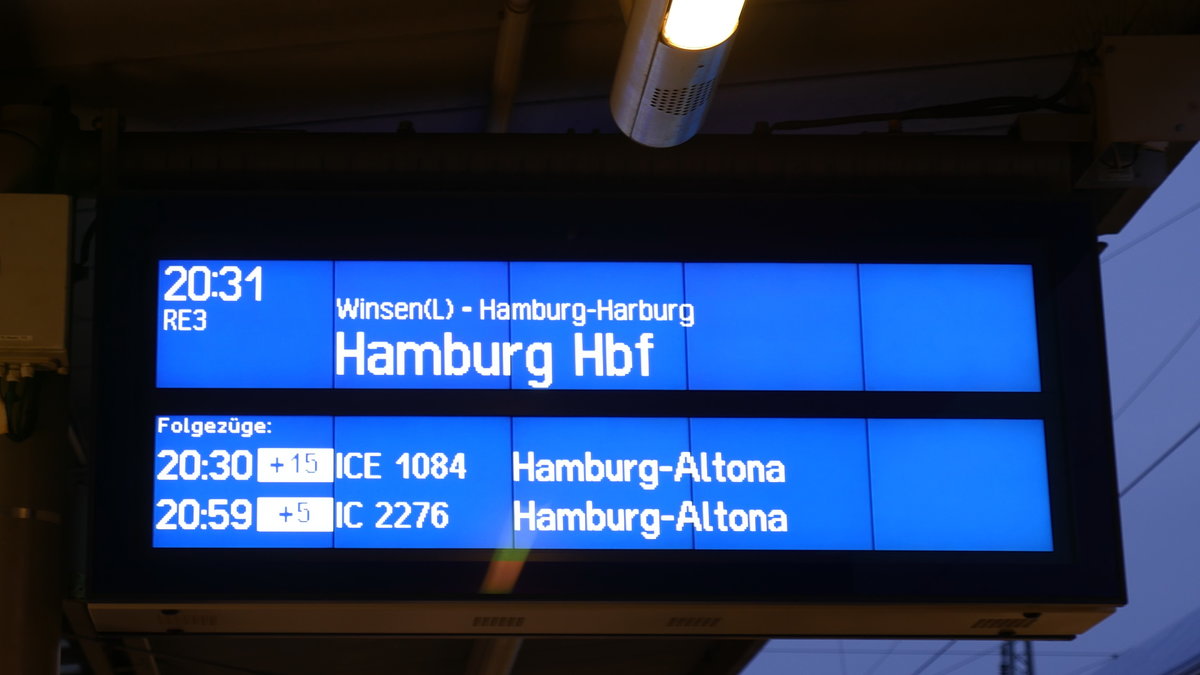 Binnen einer halben Stunde verkehren drei Züge nach Hamburg: RE3, ICE 1084 und IC 2276; Anzeige am Bahnsteig Gleis 2 in Lüneburg; 18.08.2017
