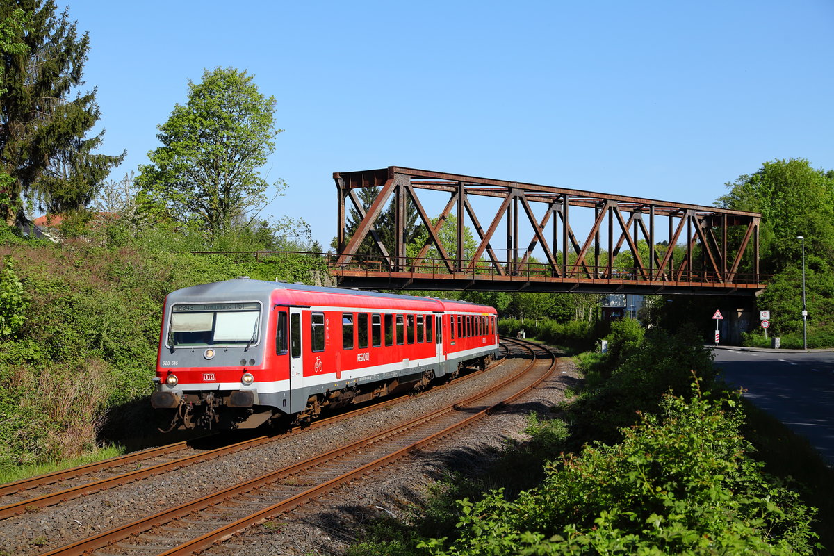 Bis 2016 kamen auf der Emschertalbahn noch Triebwagen der Reihe 628 zum Einsatz. Am 07.05.2016 passierte 628 516 hinter Castrop-Rauxel-Merklinde als RB 14460 nach Dortmund die Brücke der früheren Werkbahn zur vormaligen Zeche Schwerin.