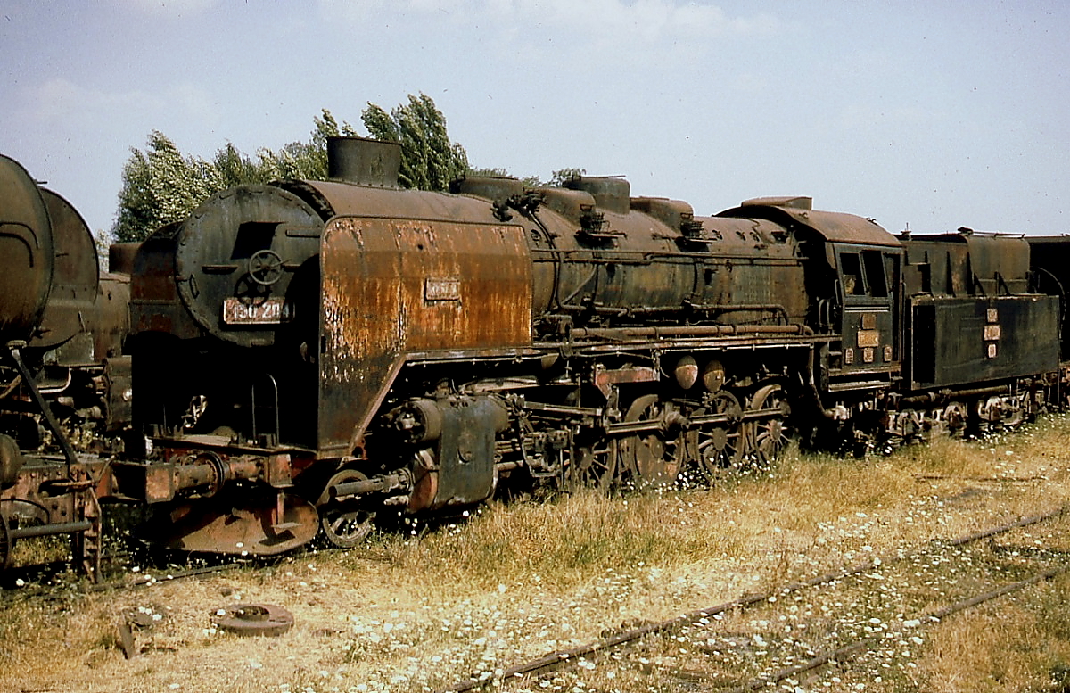 Bis Ende der 1980er Jahre setzte die rumänische Staatsbahn noch Normalspurdampflokomotiven verschiedener Baureihen in untergeordneten Diensten ein. In Bacau waren zahlreiche ausgemusterte Maschinen im August 1992 abgestellt. Die 150 204 mit Giesl-Ejektor ist einer der Nachbauten der DR-Baureihe 50, die Resita zwischen 1946 und 1950 an die CFR geliefert hat.