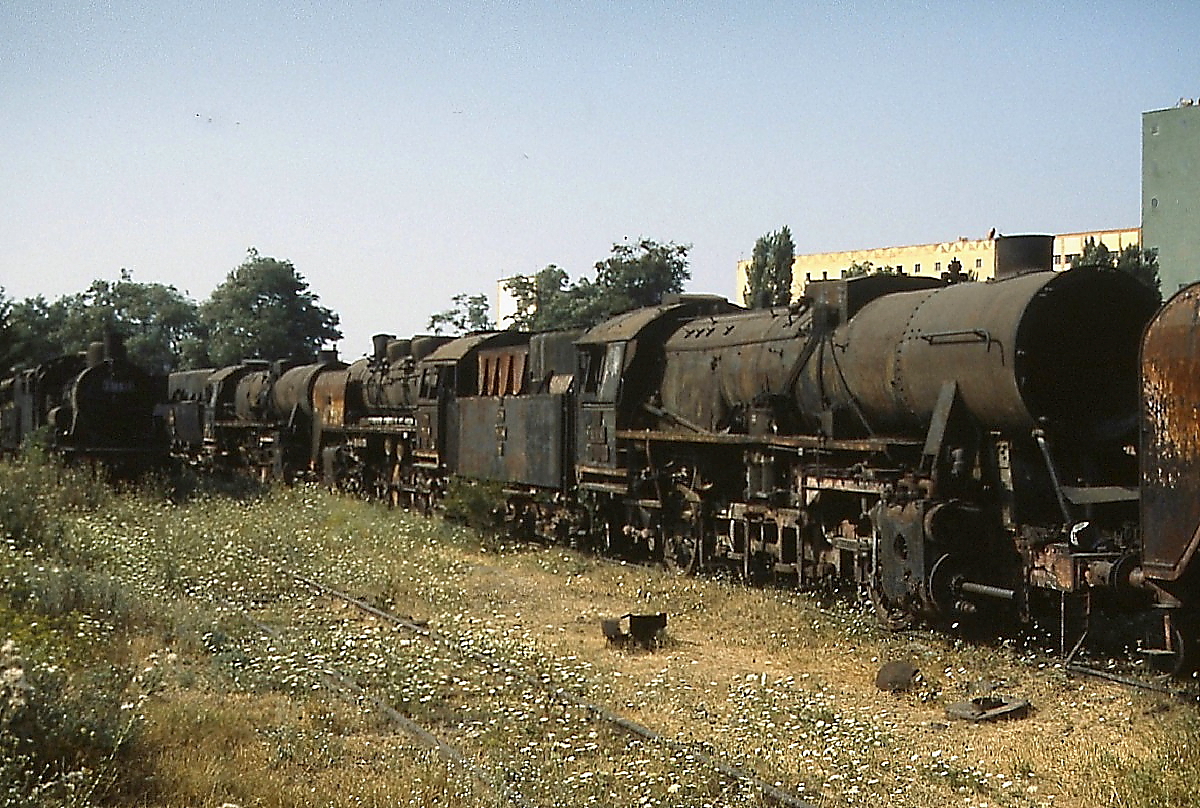 Bis Ende der 1980er Jahre setzte die rumänische Staatsbahn noch Normalspurdampflokomotiven verschiedener Baureihen in untergeordneten Diensten ein. In Bacau waren zahlreiche ausgemusterte Maschinen im August 1992 abgestellt. Dazu gehörte auch diese  Kriegslok  der Baureihe 52, die die CFR wie die DR-Baureihe 50 als Baureihe 150 einreihte. 100 Loks wurden an Rumänien als Verbündetem des Deutschen Reiches geliefert, weitere 23 blieben beim Rückzug der Wehrmacht im Land.