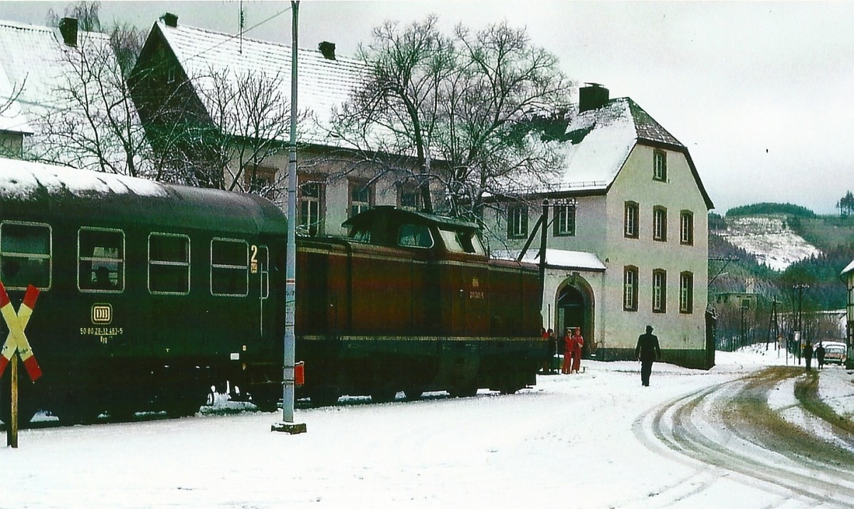 Bis Mai 1981 war die Oleftalbahn noch die KBS 434 und wurde von 211 (im Bild vom Februar 1981: 211 241) mit vierachsigen Umbauwagen befahren.